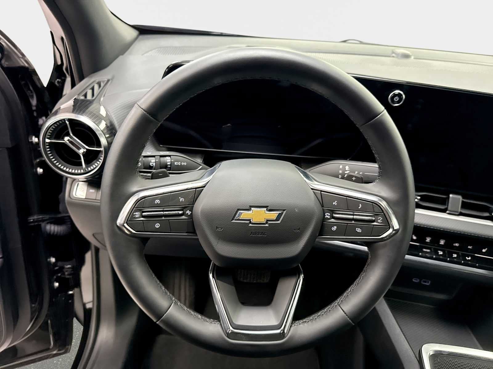 Used 2026 Chevrolet Equinox LT AWD/4WD image 11