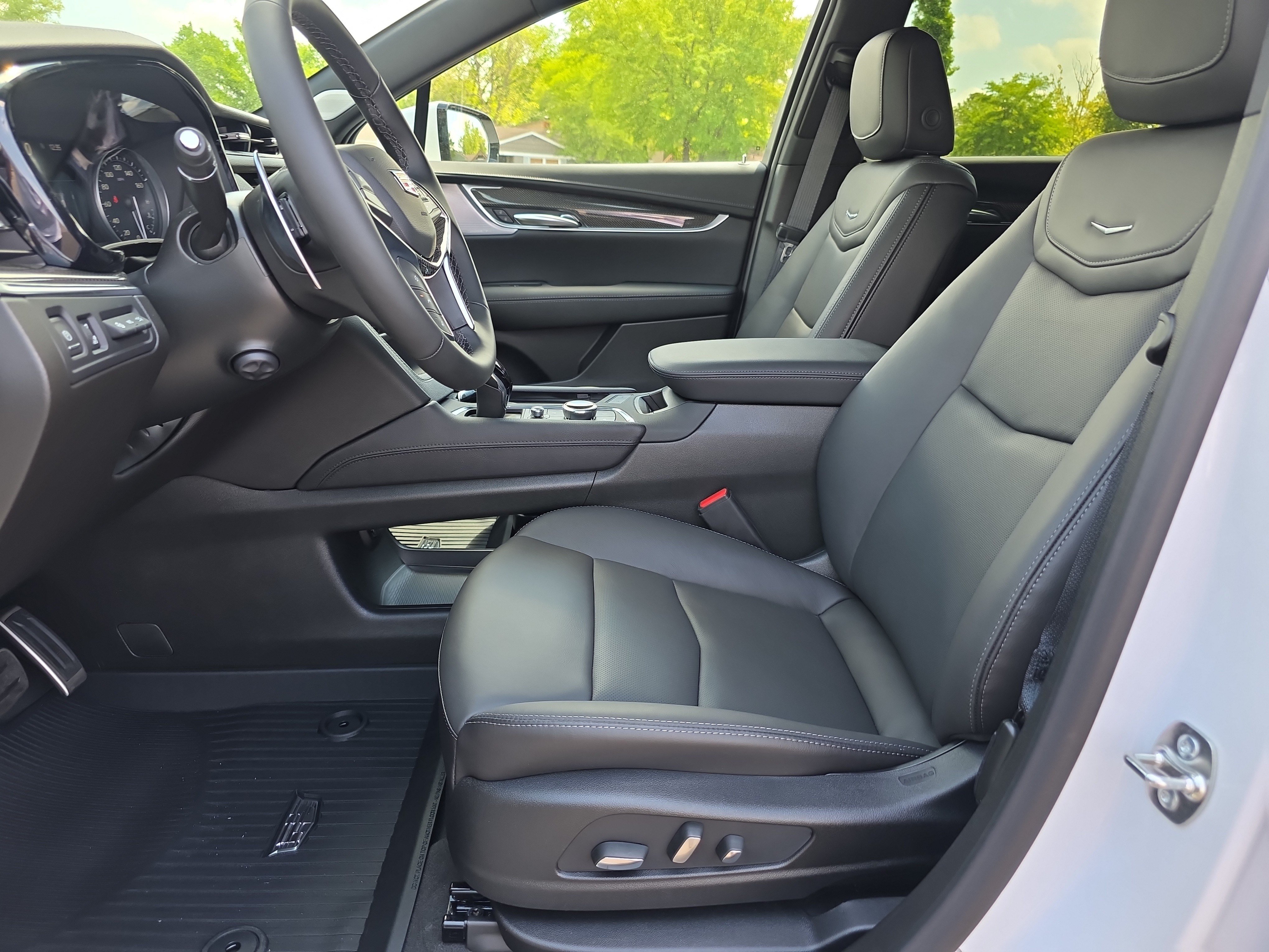 New 2026 Cadillac XT5 Sportv w/ LPO, Onyx Lite Package AWD/4WD image 5