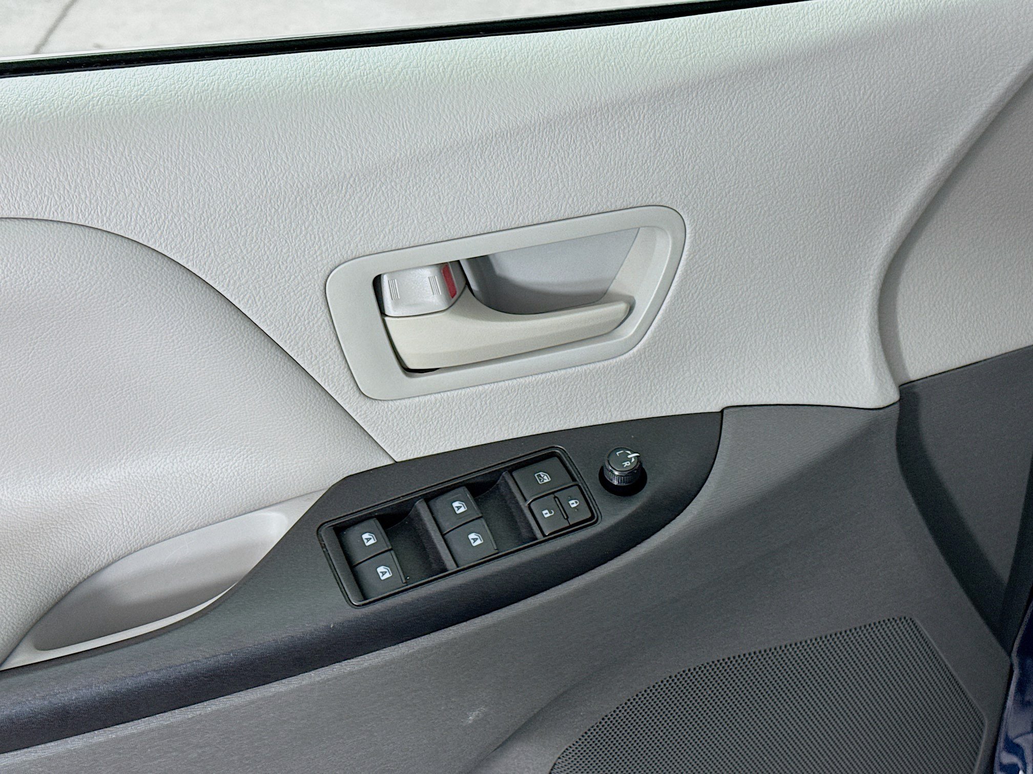 Certified 2020 Toyota Sienna L FWD image 17