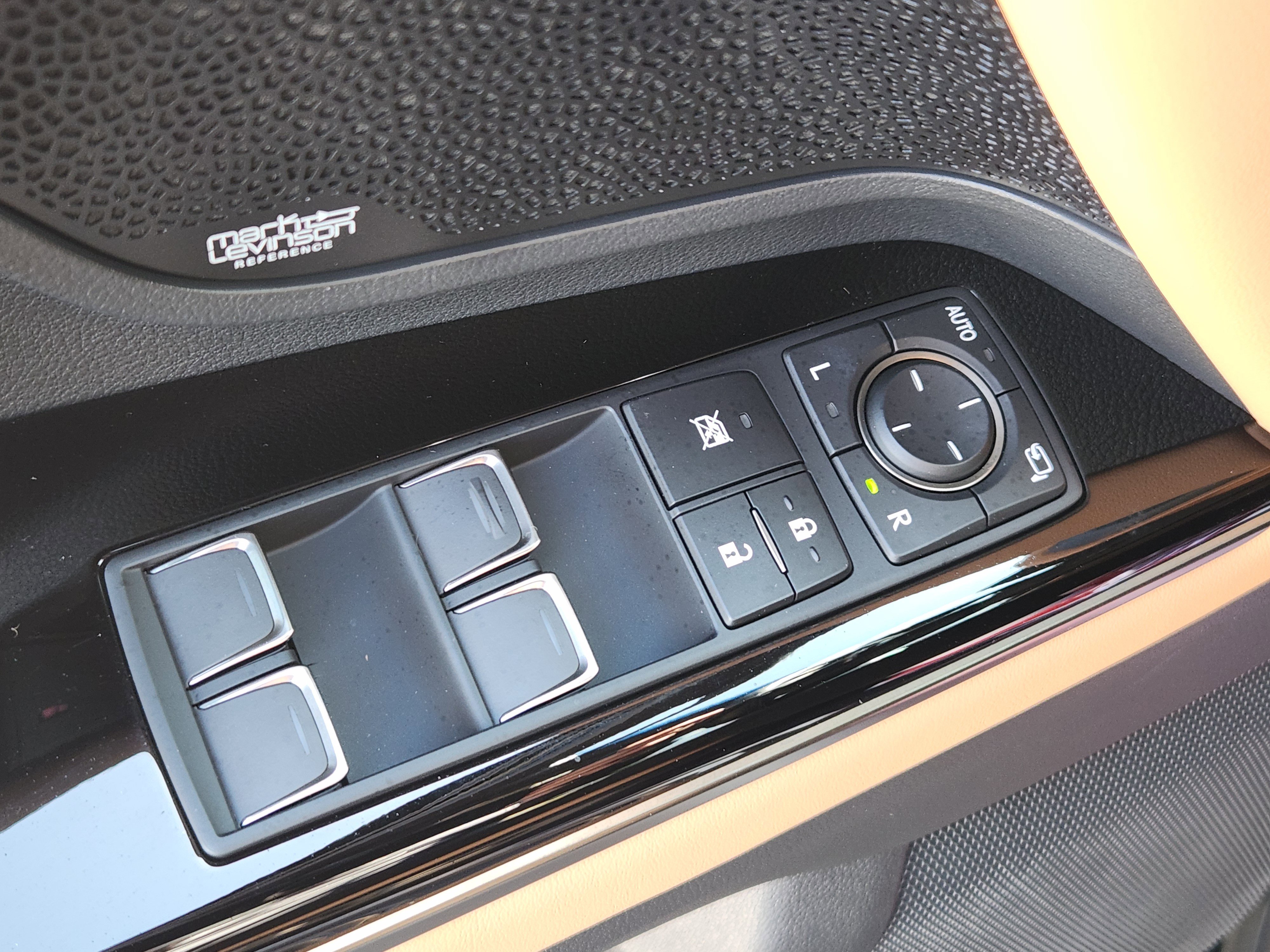 Used 2025 Lexus LX 600 4WD w/ Luxury Package image 27