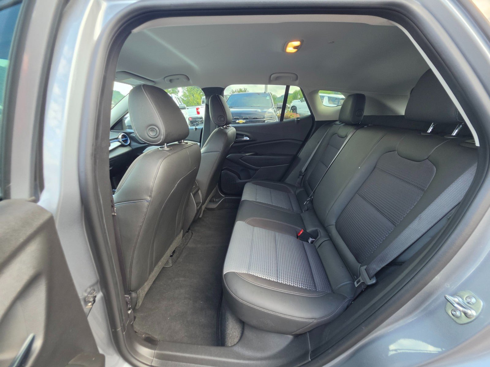 Used 2025 Chevrolet Trax LT w/ LT Convenience Package FWD image 21