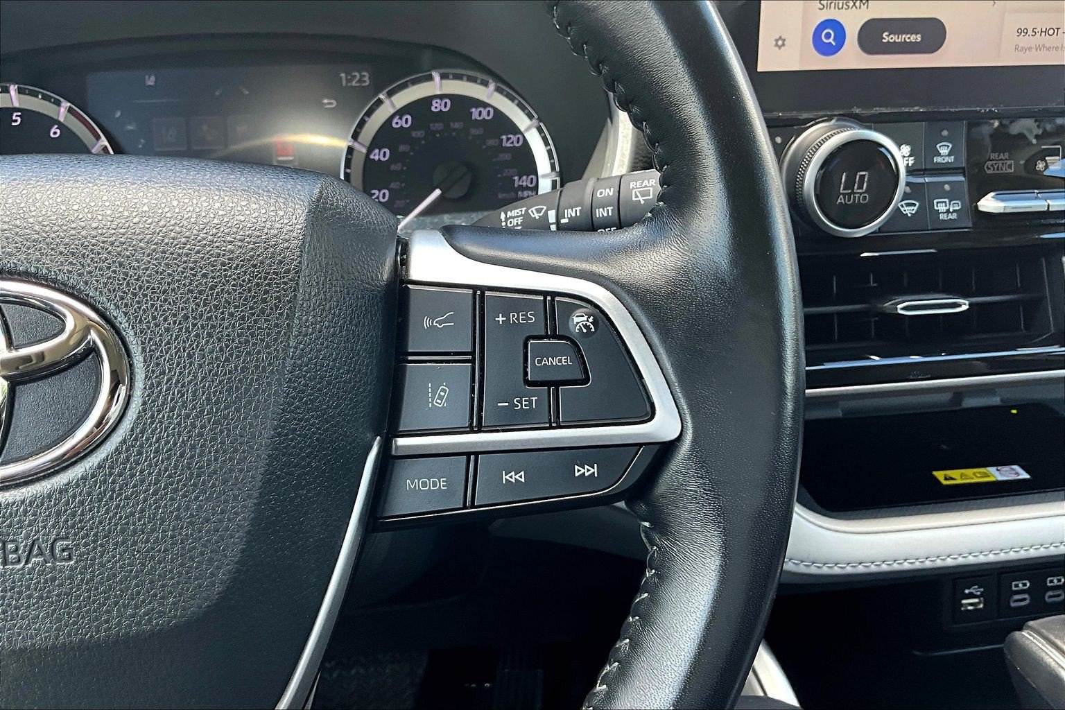 Used 2023 Toyota Highlander XLE AWD/4WD image 21