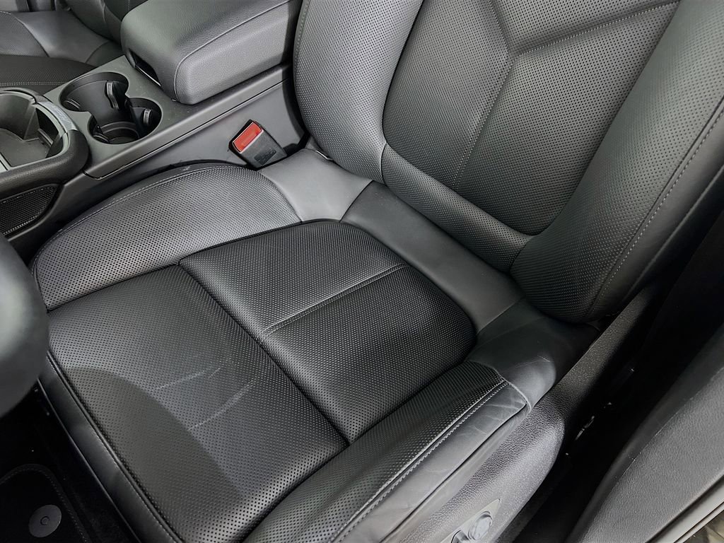 Certified 2025 Porsche Macan AWD/4WD image 22