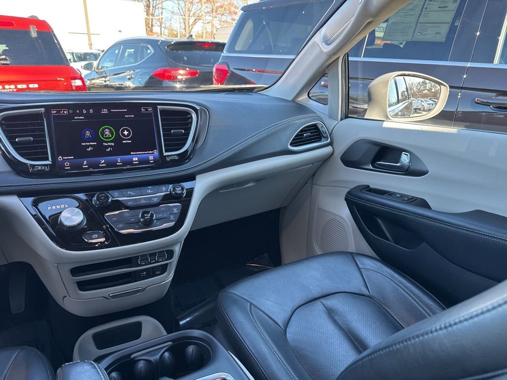 Used 2022 Chrysler Pacifica Touring-L image 11