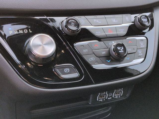 Certified 2025 Chrysler Pacifica Select image 21