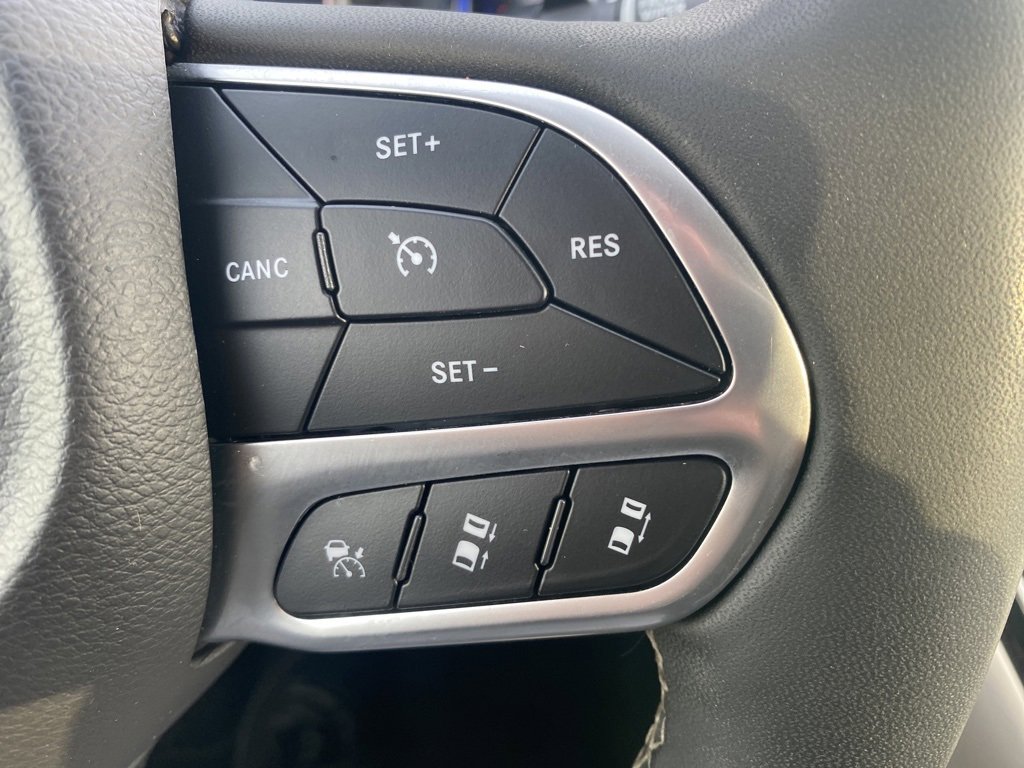 Used 2024 Chrysler Pacifica Touring-L image 11