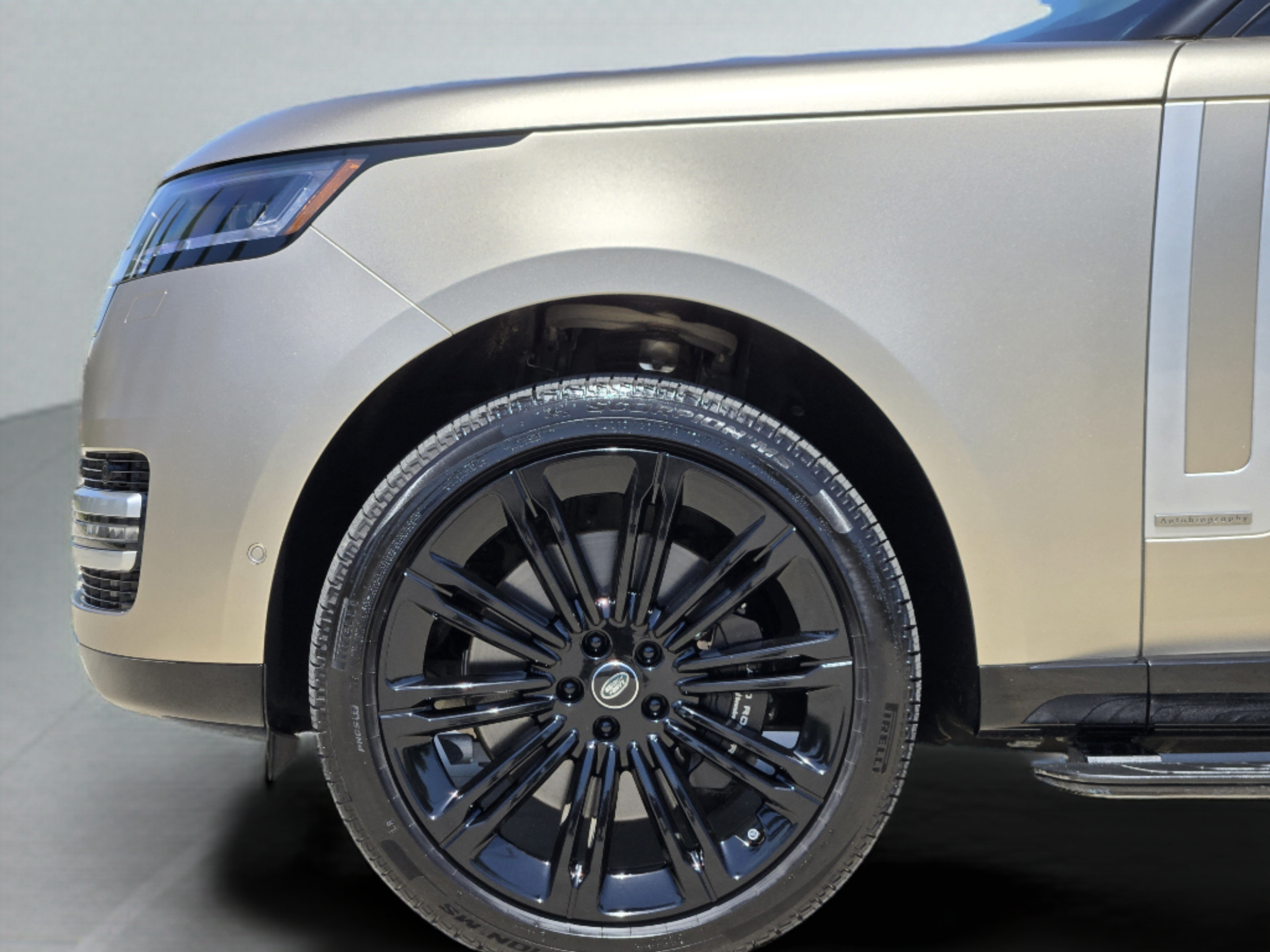 Used 2025 Land Rover Range Rover Long Wheelbase Autobiography AWD/4WD image 36