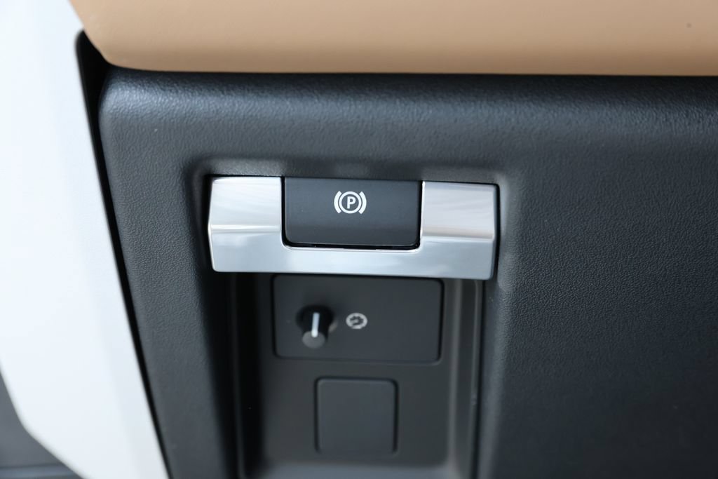 New 2026 Land Rover Defender 130 X-Dynamic SE AWD/4WD image 15