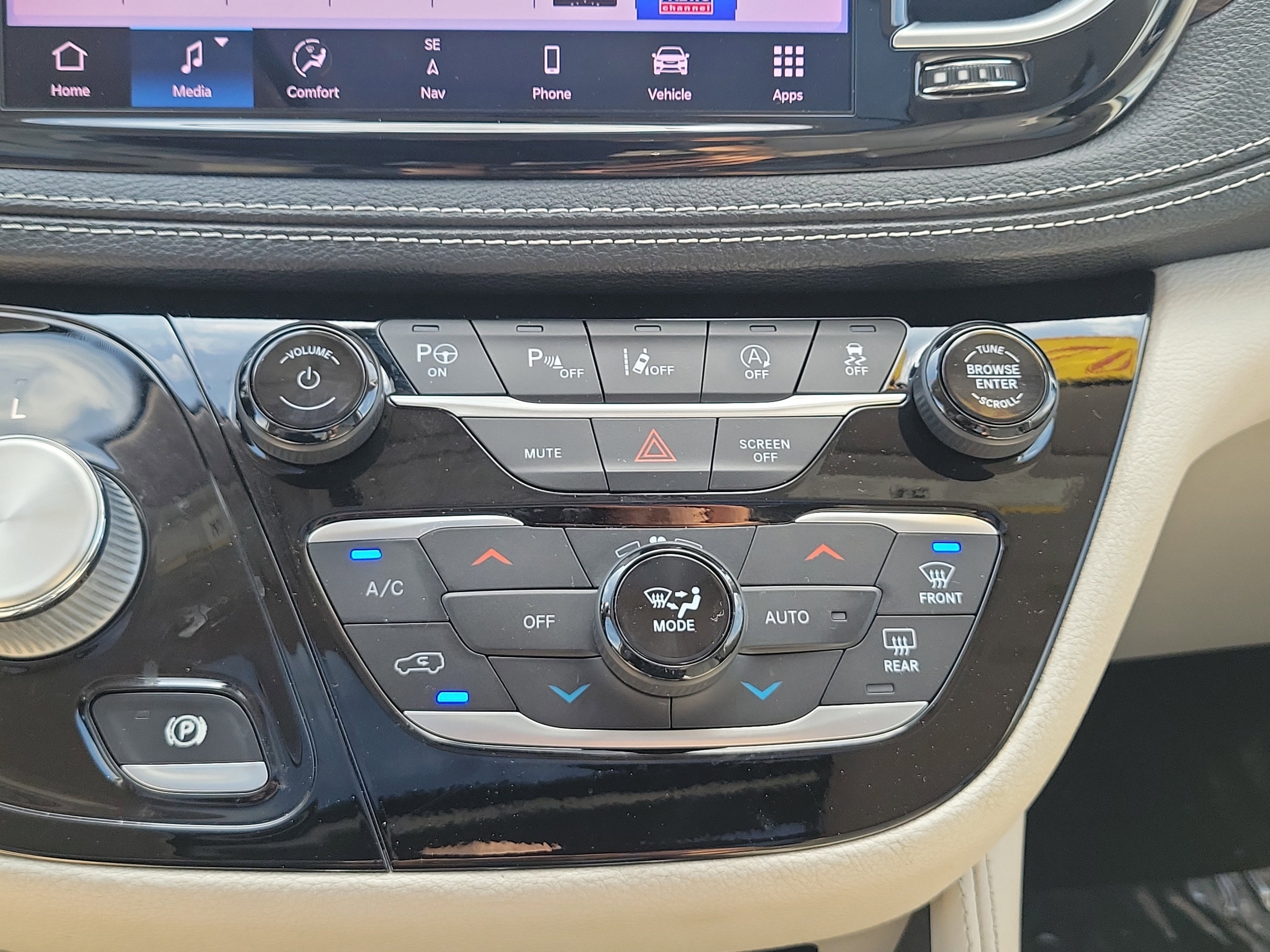 Used 2021 Chrysler Pacifica Limited w/ Premium & Safety Sphere Group image 34