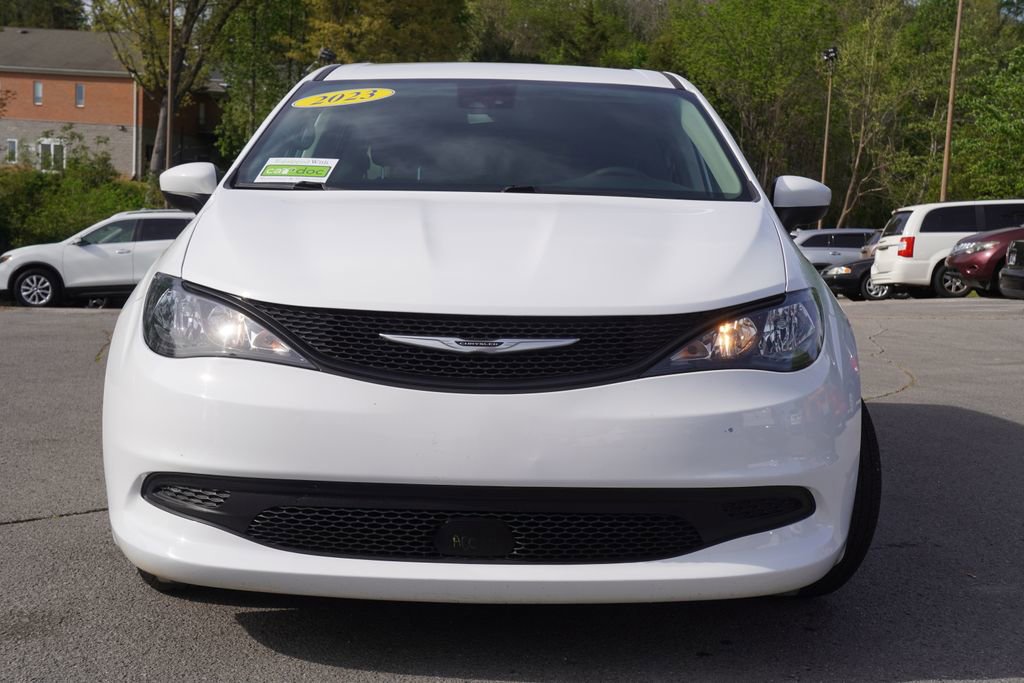 Used 2023 Chrysler Voyager LX image 4