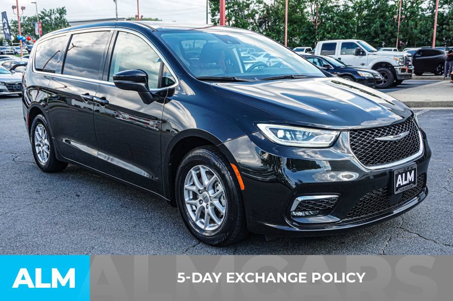 Used 2023 Chrysler Pacifica Touring-L FWD image 3