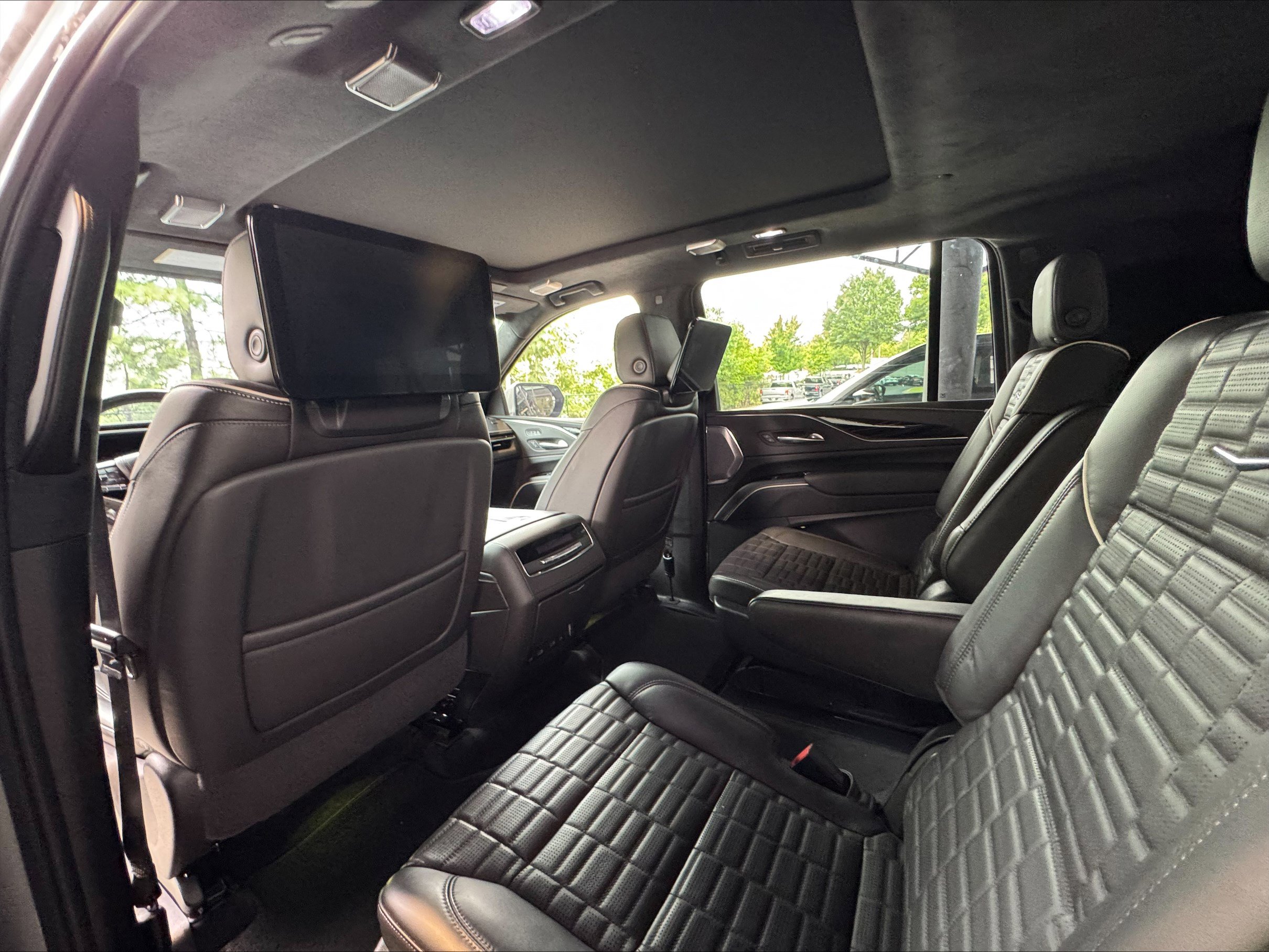 Used 2023 Cadillac Escalade ESV V AWD/4WD image 10
