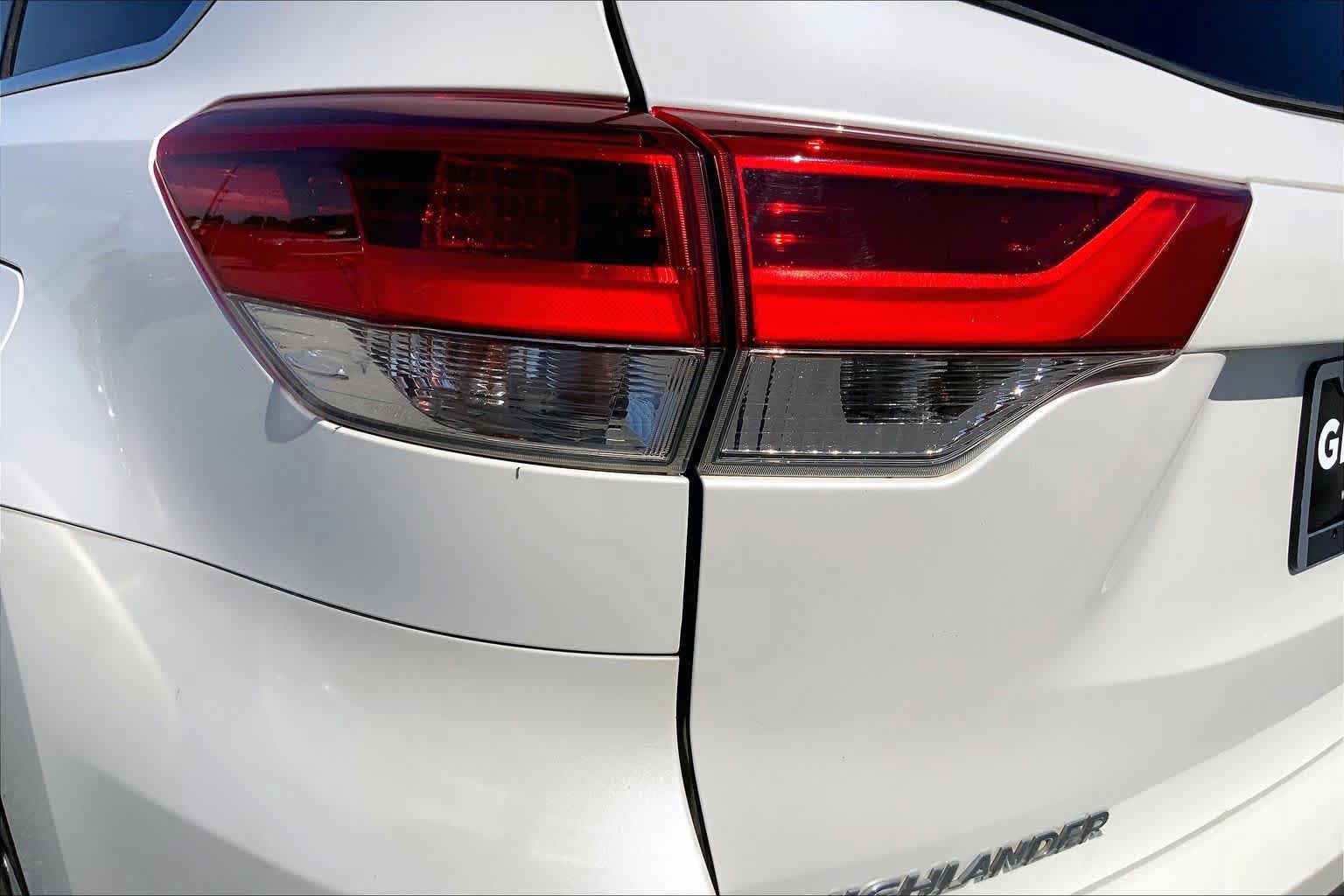Used 2018 Toyota Highlander Limited Platinum FWD image 28