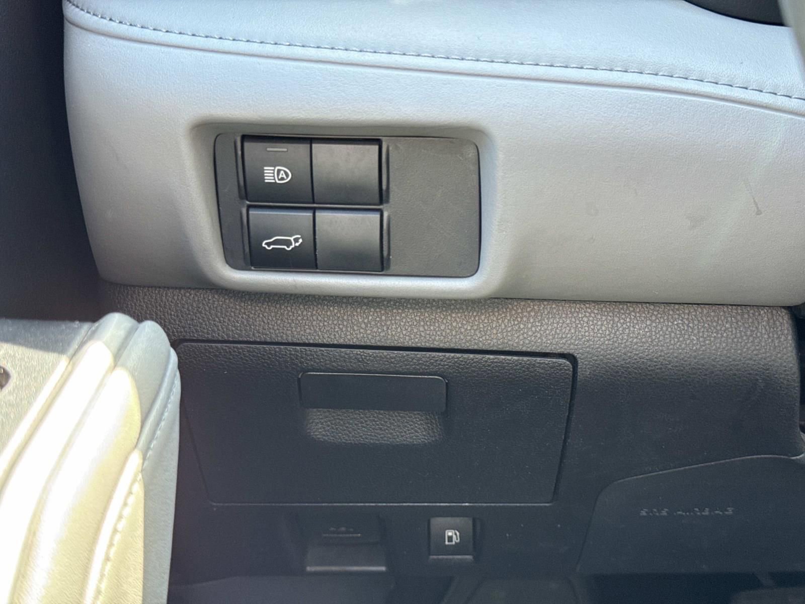 Used 2020 Toyota Highlander XLE AWD/4WD image 19