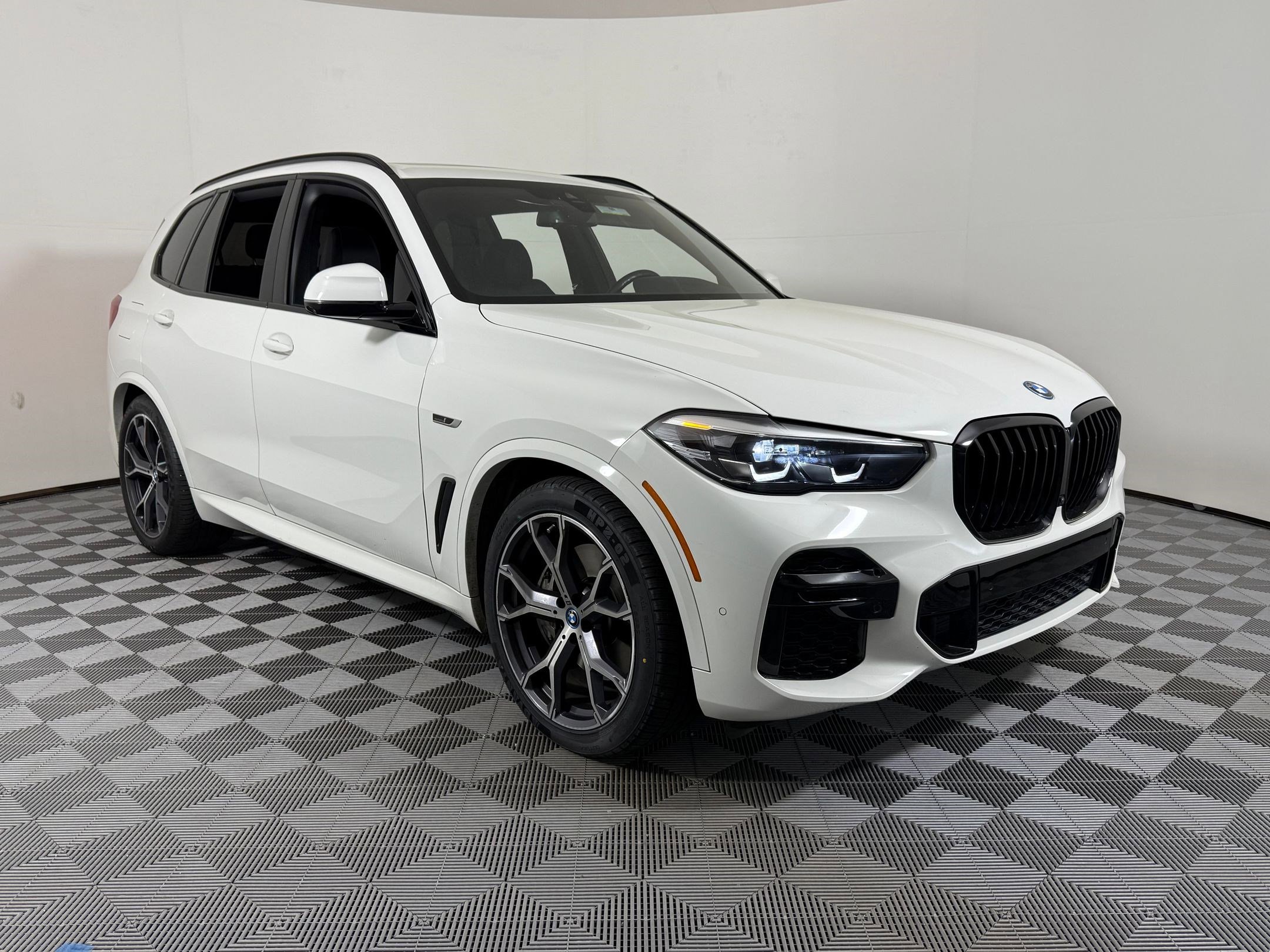 Used 2022 BMW X5 xDrive45e w/ M Sport Package image 7