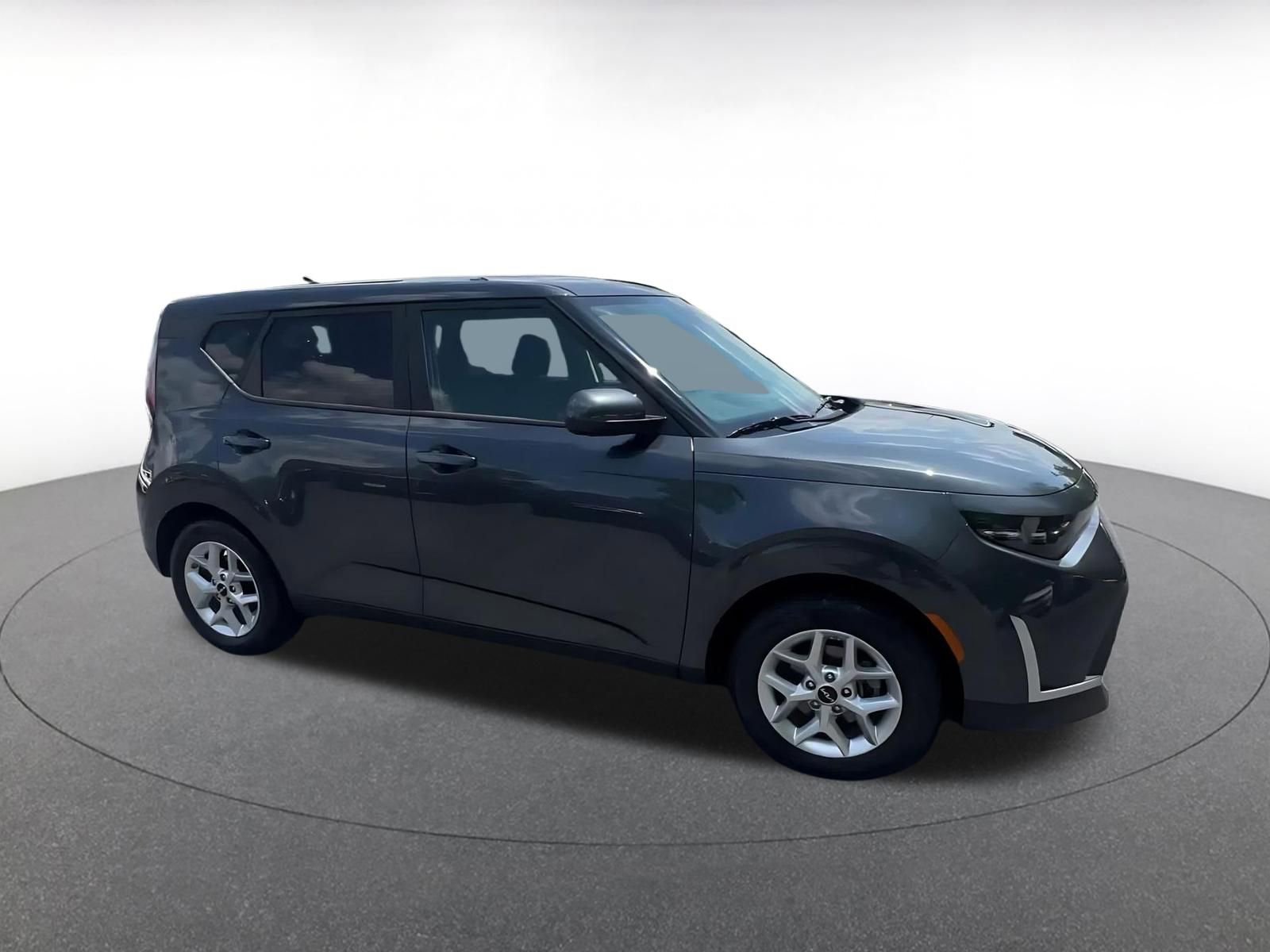 Used 2025 Kia Soul LX w/ LX Technology Package FWD image 2