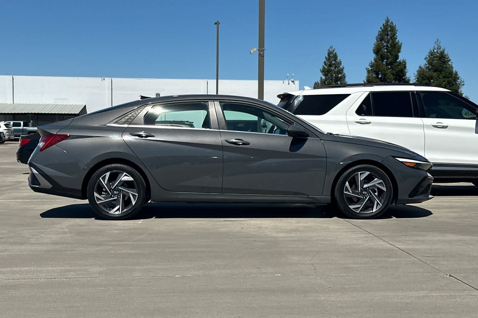 Used 2025 Hyundai Elantra SEL FWD image 9