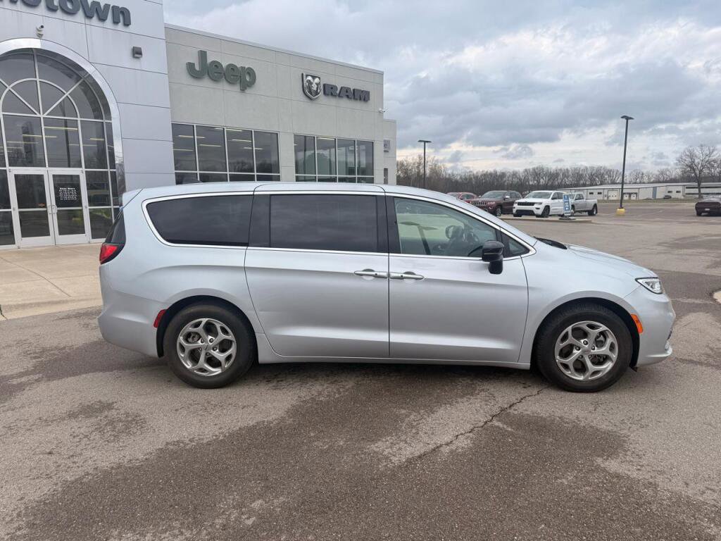 Used 2024 Chrysler Pacifica Limited image 2