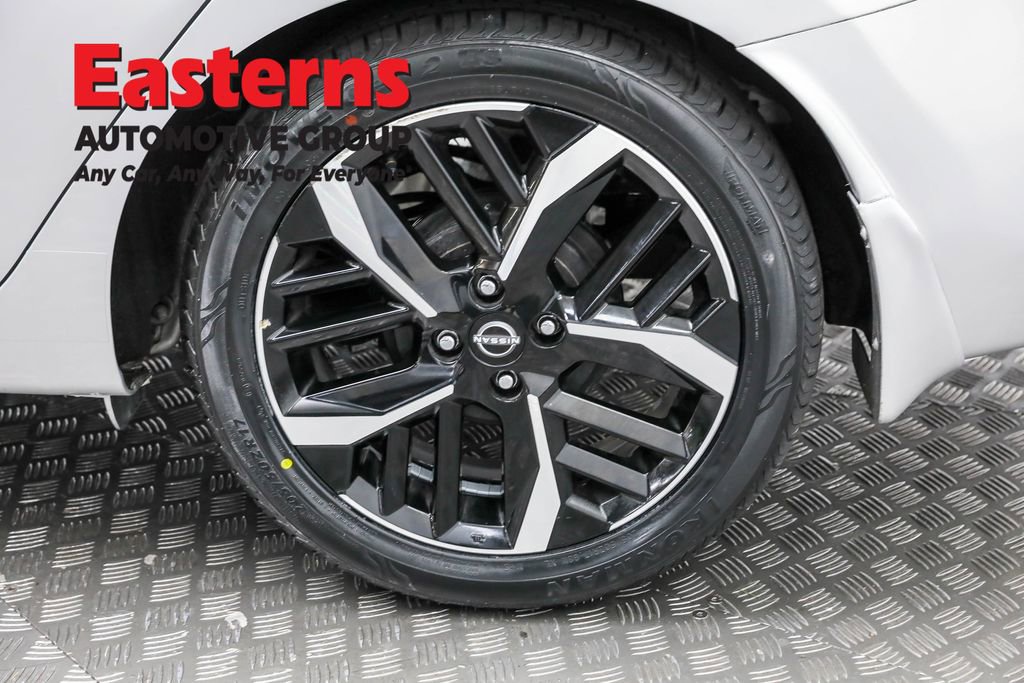 Used 2025 Nissan Versa SR w/ Trunk Package image 32