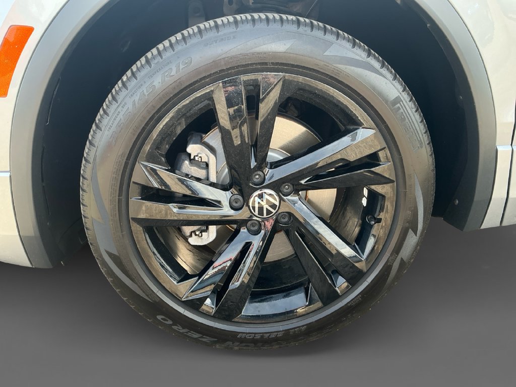 Used 2024 Volkswagen Tiguan SE R-Line AWD/4WD image 14