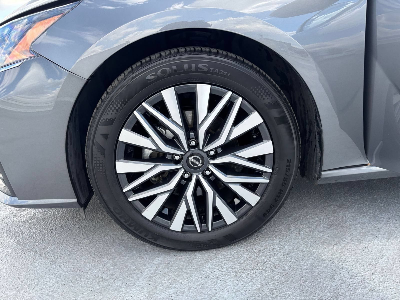 Used 2025 Nissan Altima 2.5 SV FWD image 29