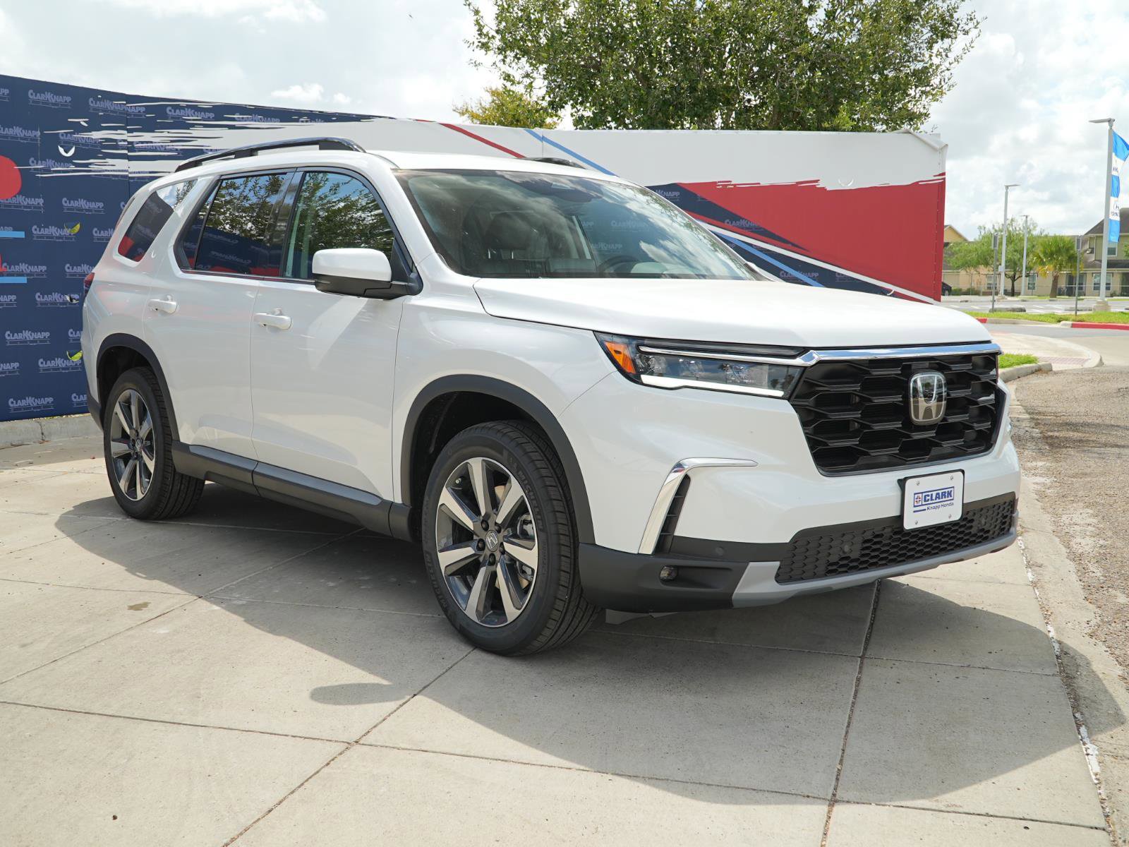Used 2025 Honda Pilot Touring image 3