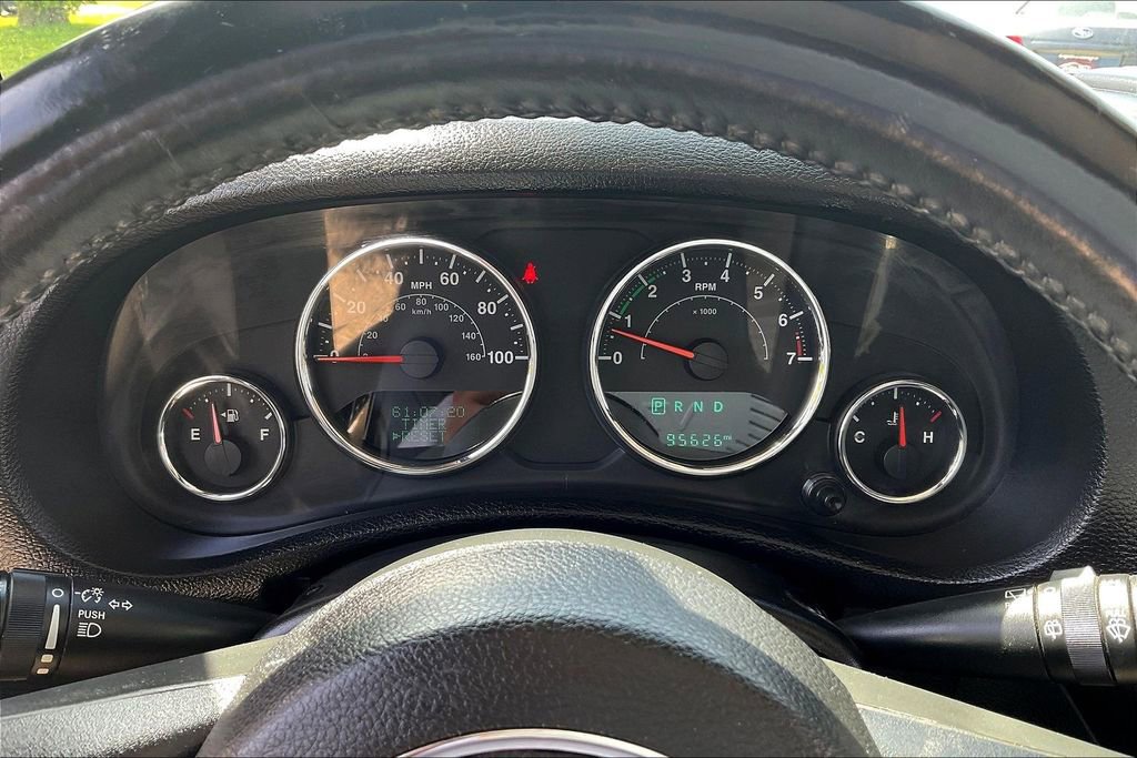 Used 2015 Jeep Wrangler Unlimited Rubicon w/ Connectivity Group AWD/4WD image 12