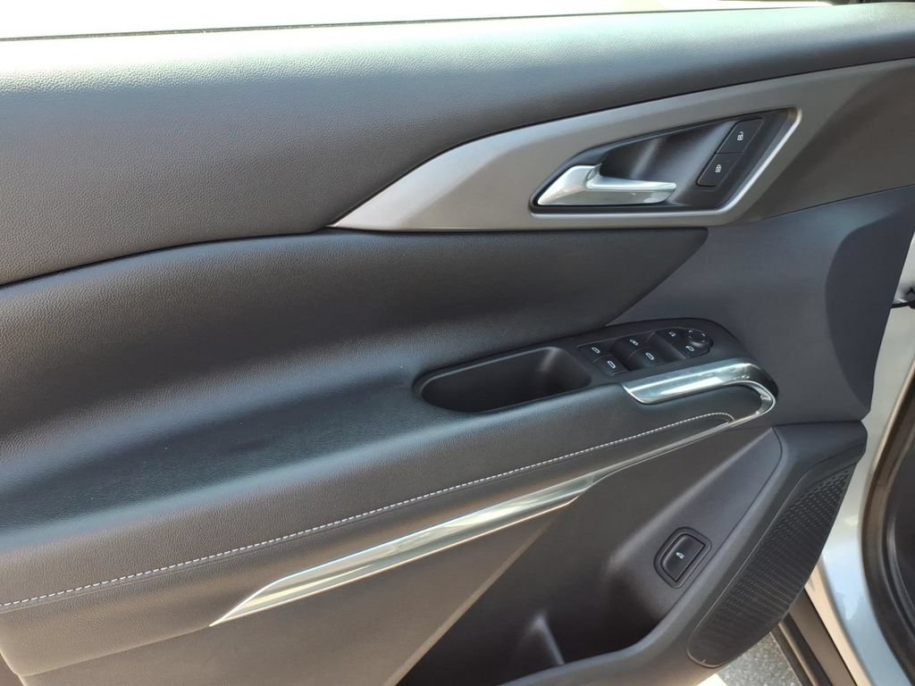 Used 2025 Chevrolet Traverse LT AWD/4WD image 11