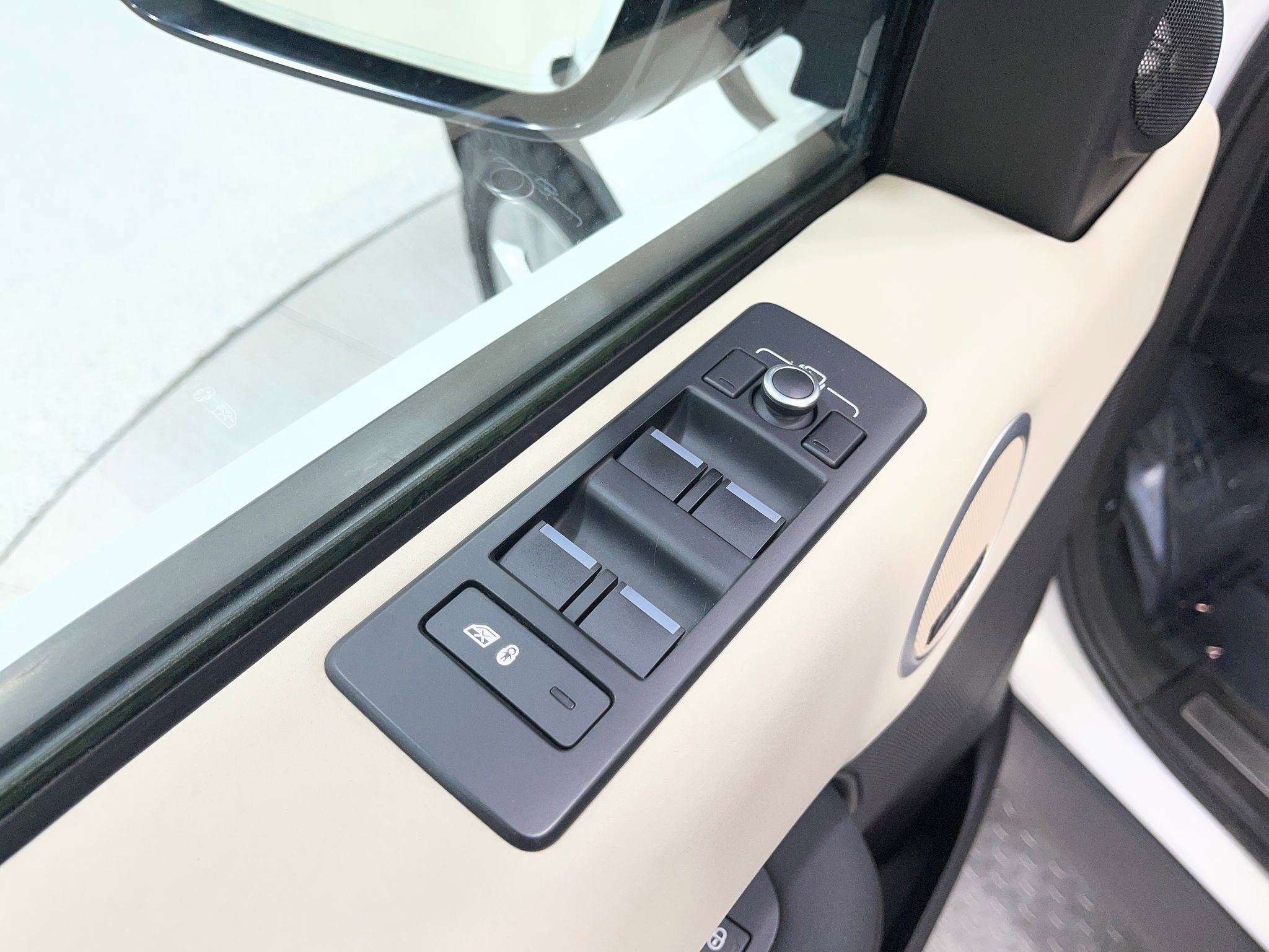 Used 2018 Land Rover Discovery HSE AWD/4WD image 16