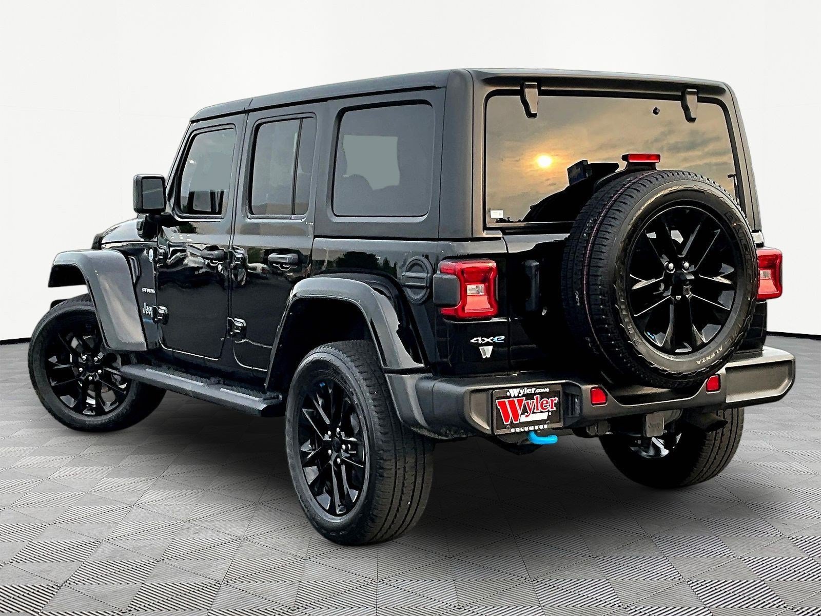 Used 2023 Jeep Wrangler Unlimited Sahara w/ Cold Weather Group AWD/4WD image 4