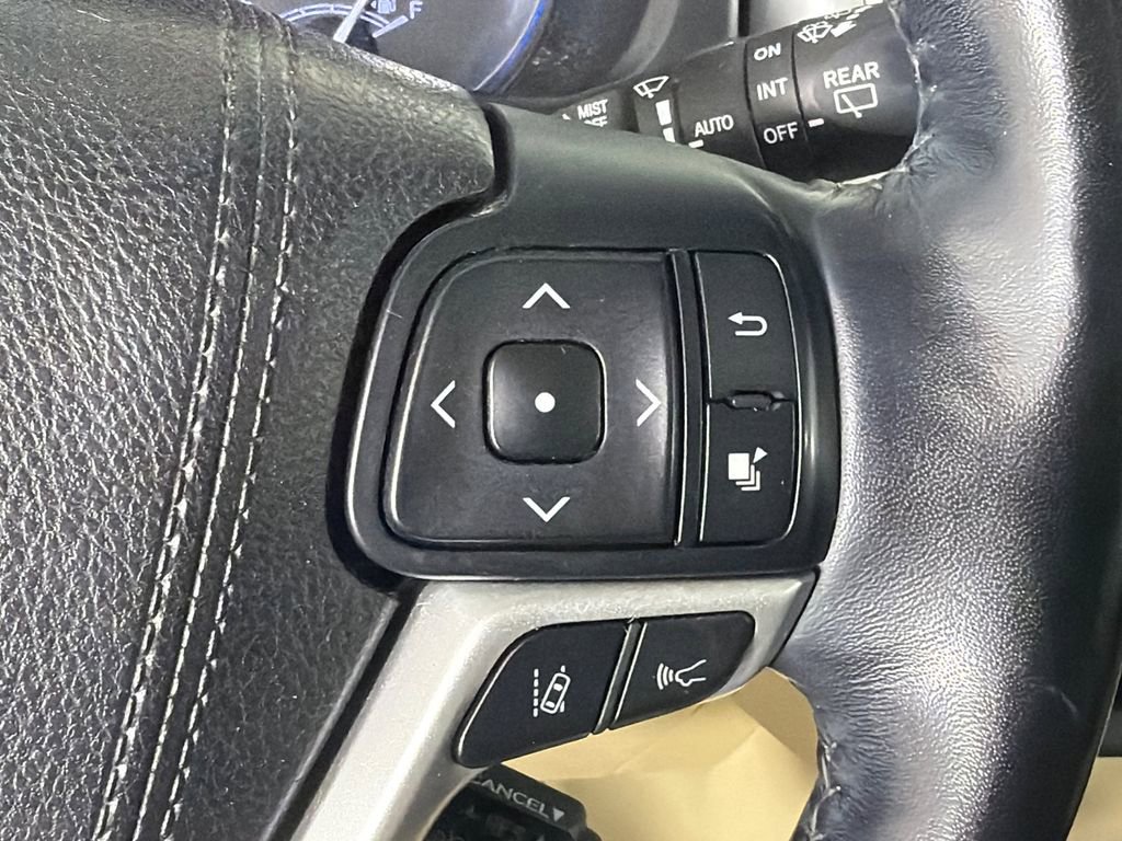 Used 2018 Toyota Highlander Limited Platinum FWD image 28