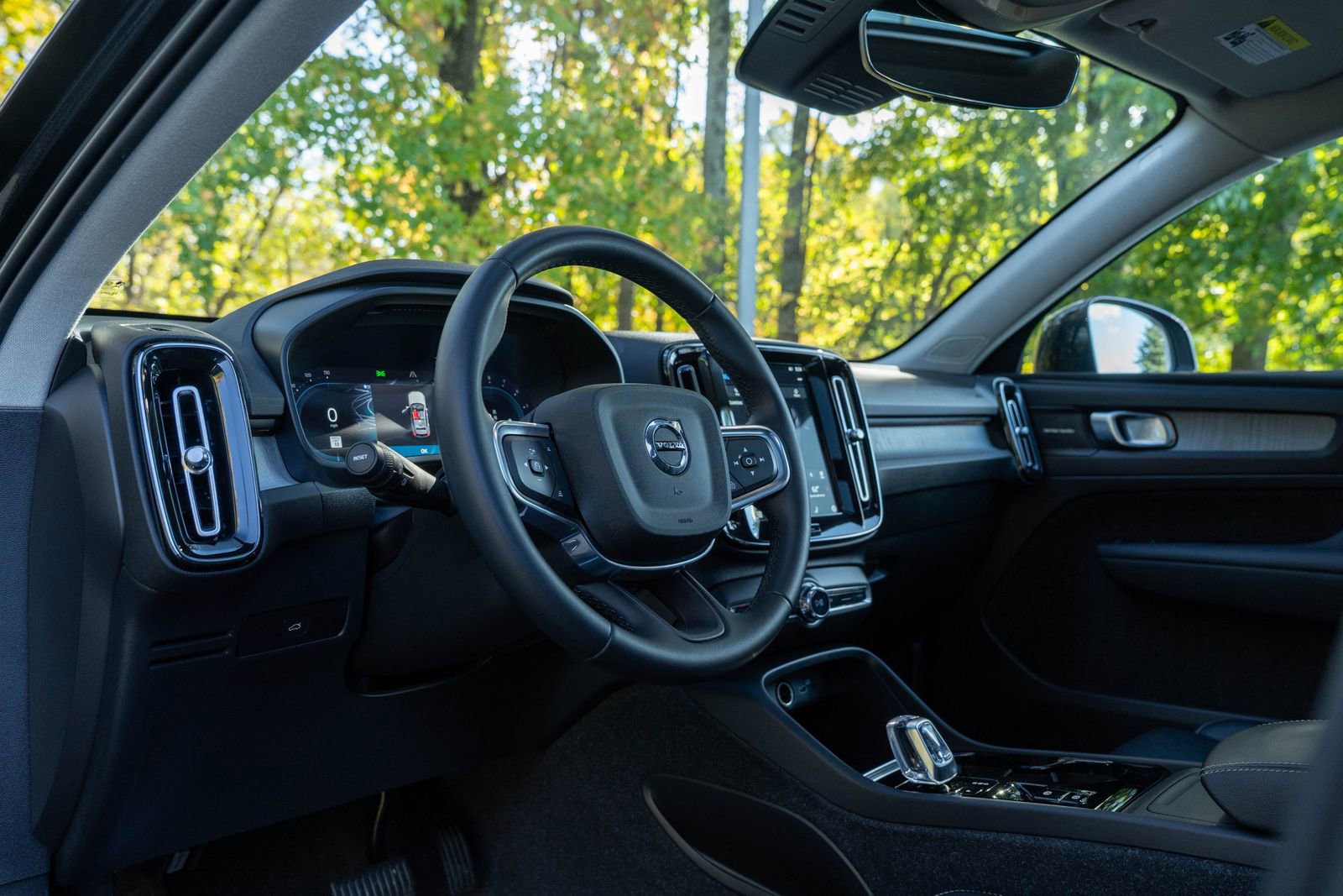 Used 2024 Volvo XC40 B5 Ultimate w/ Protection Package Premier image 18