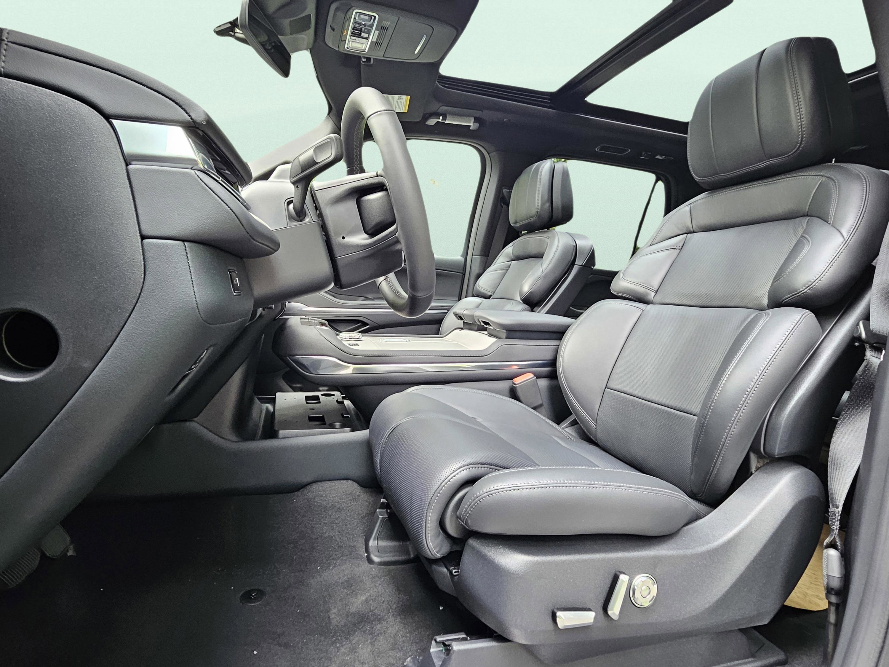 New 2025 Lincoln Navigator L Reserve w/ Jet Appearance Package image 13