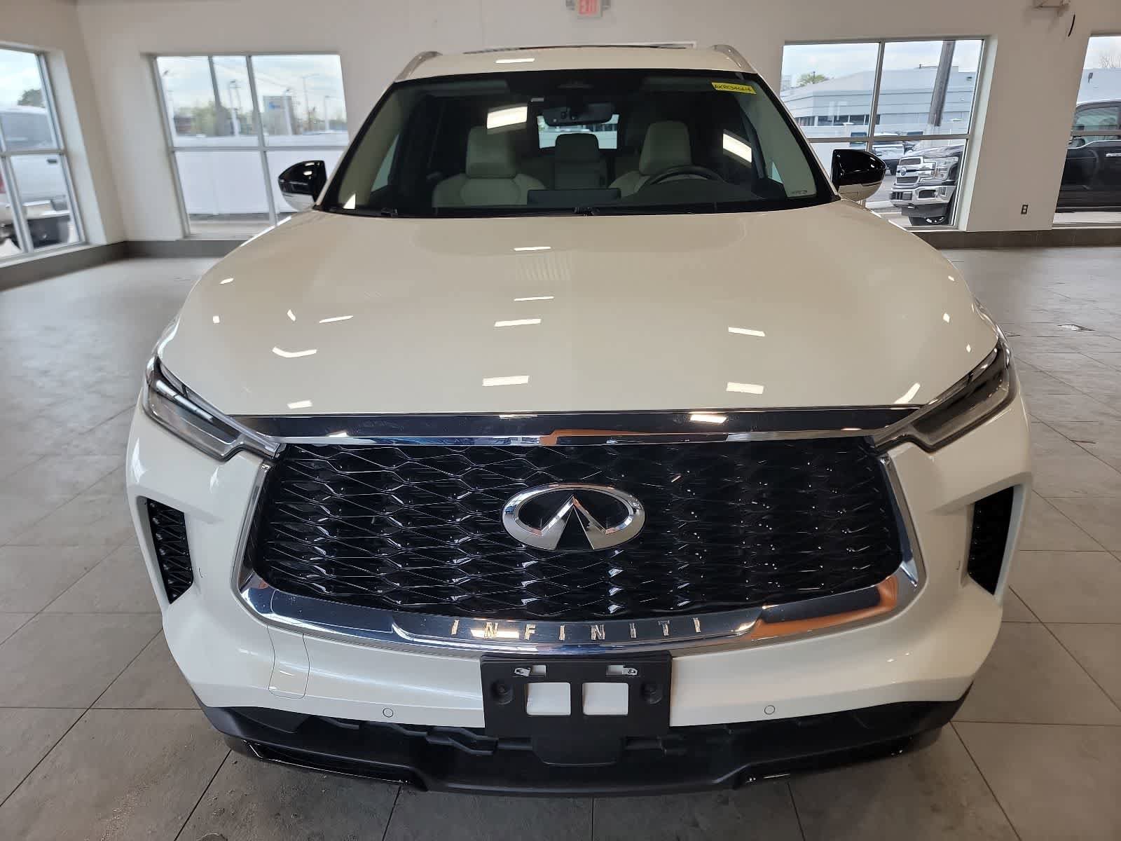 Used 2024 INFINITI QX60 Luxe AWD/4WD image 3