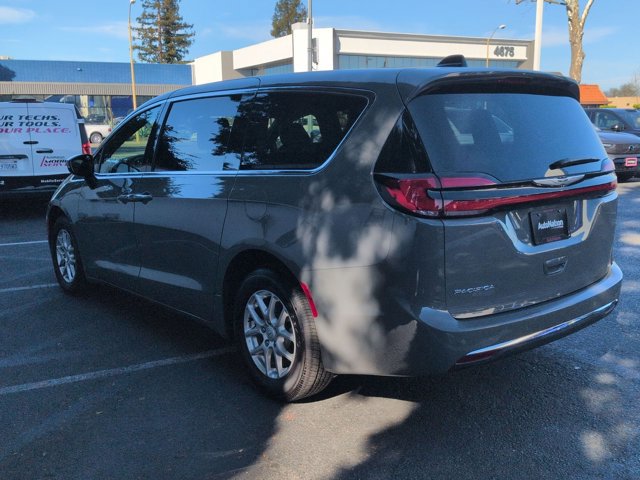 Used 2025 Chrysler Pacifica Select image 8