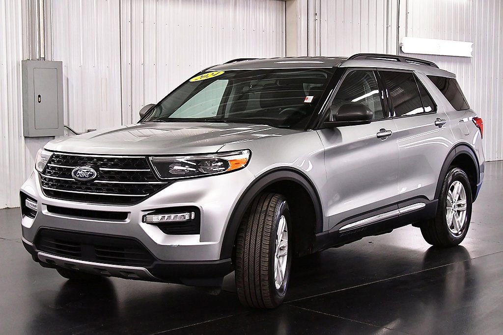 Used 2024 Ford Explorer XLT w/ Equipment Group 202A AWD/4WD image 3
