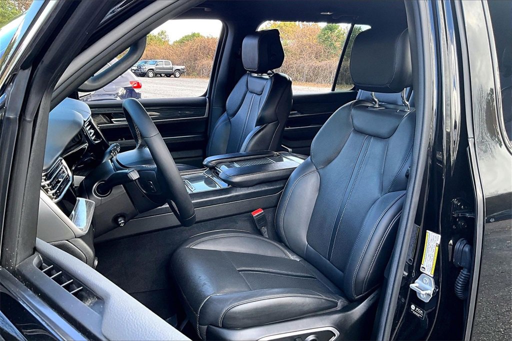 Used 2022 Jeep Wagoneer Series III w/ Flexible Seating Group image 19