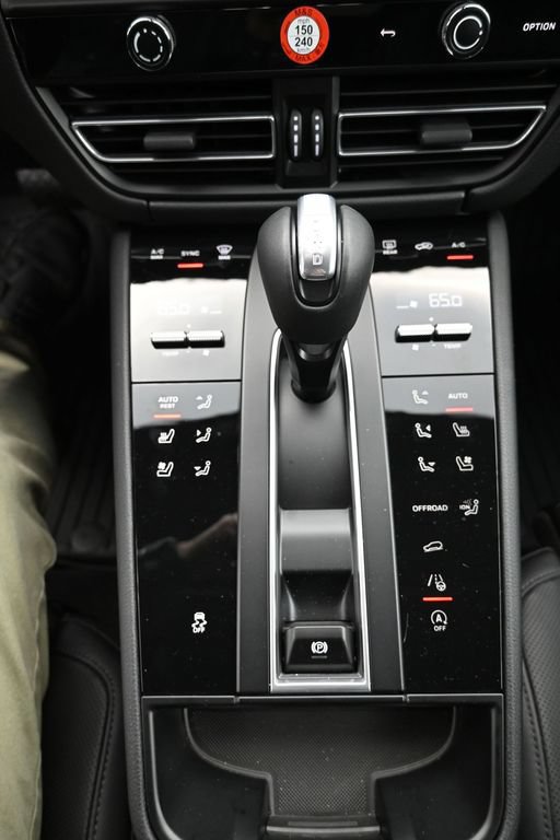 Certified 2026 Porsche Macan AWD/4WD image 16
