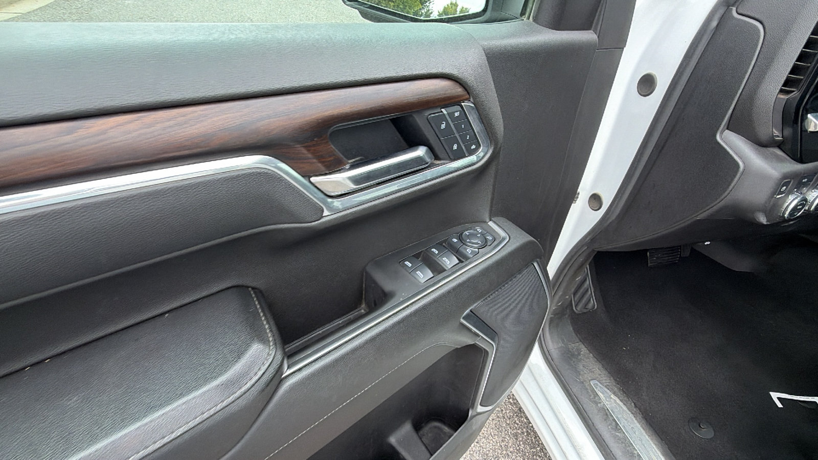 Used 2025 GMC Sierra 1500 SLT AWD/4WD image 15