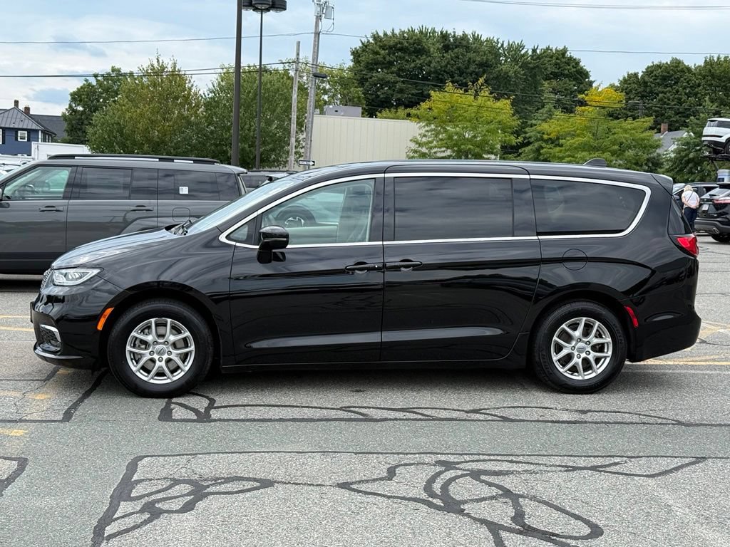 Used 2024 Chrysler Pacifica Touring-L FWD image 2