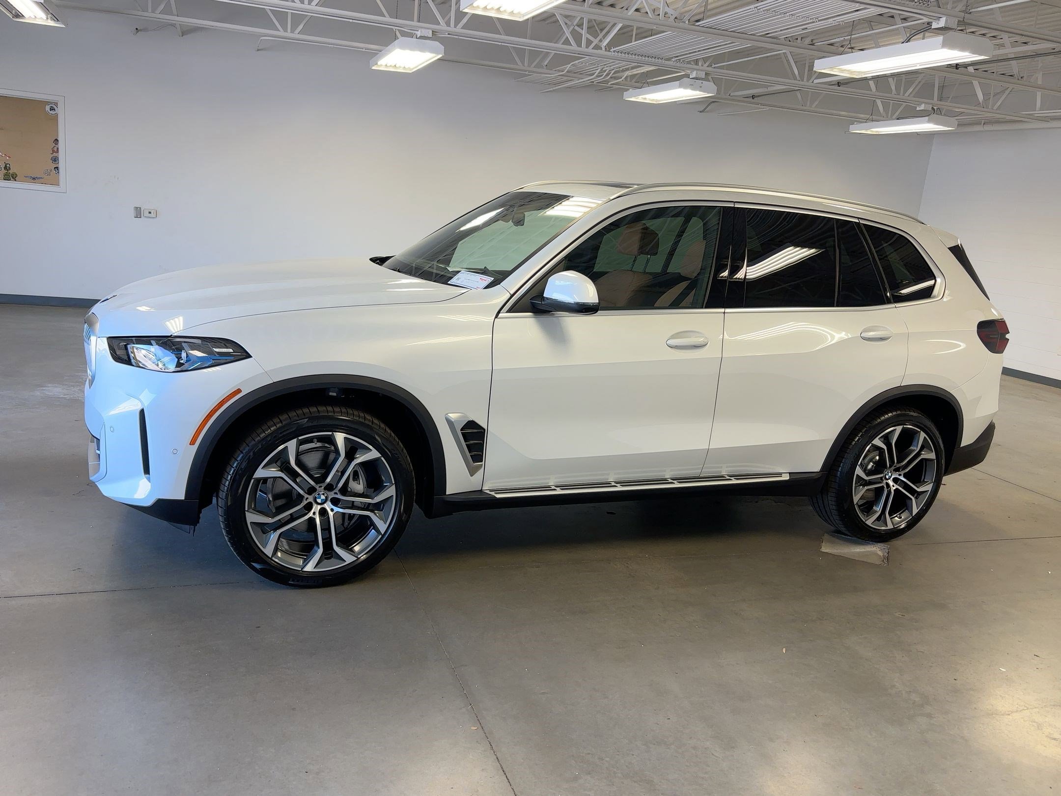 New 2026 BMW X5 sDrive40i image 2