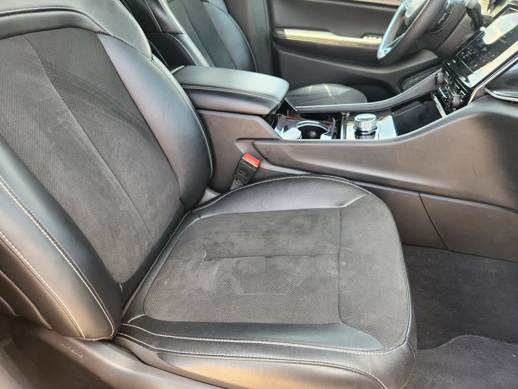 Used 2023 Jeep Grand Cherokee Altitude RWD image 14