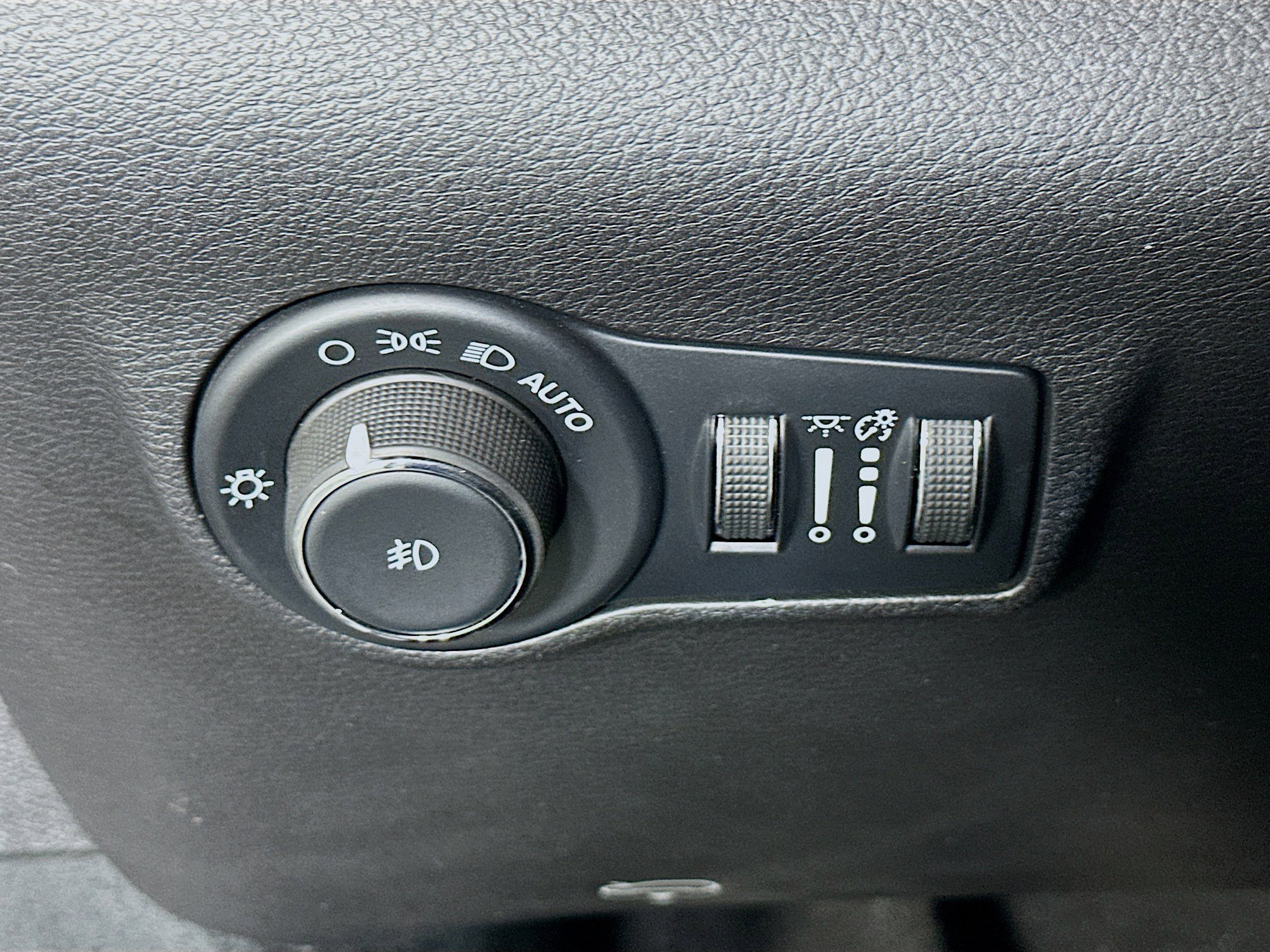 Used 2025 Jeep Compass Limited image 16