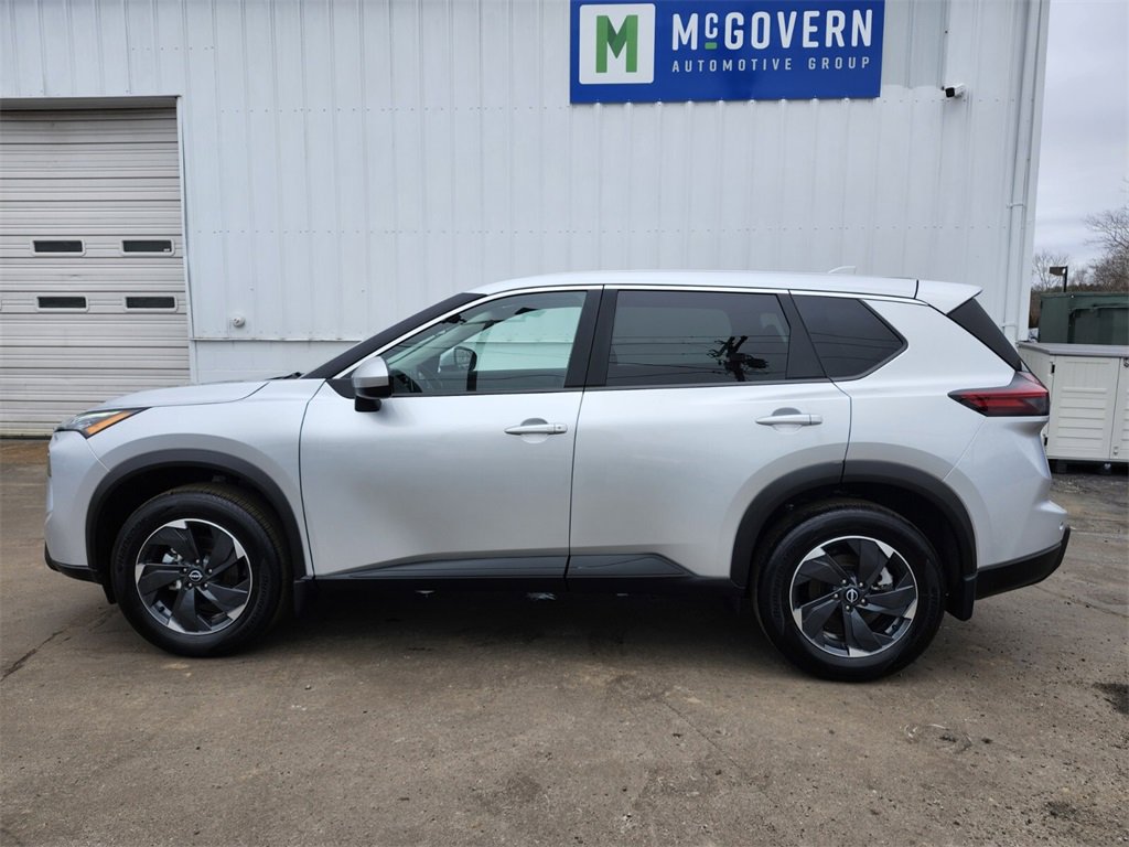 Used 2025 Nissan Rogue SV image 2