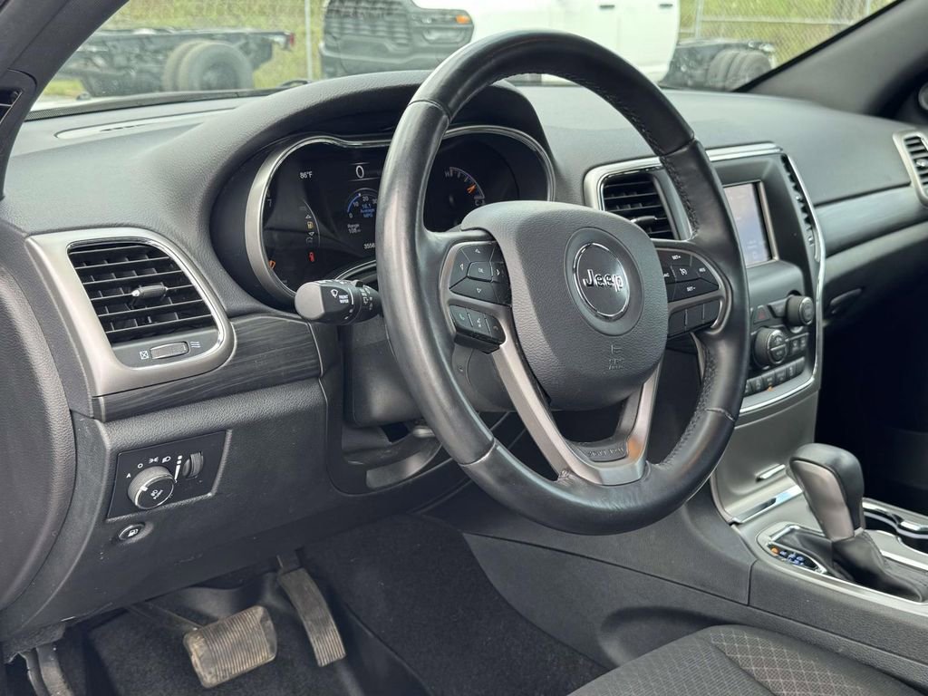 Used 2020 Jeep Grand Cherokee Laredo AWD/4WD image 3