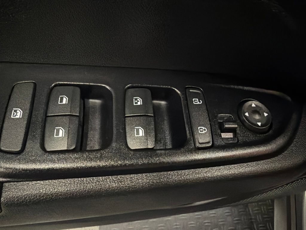 Used 2022 Hyundai Venue Limited FWD image 16
