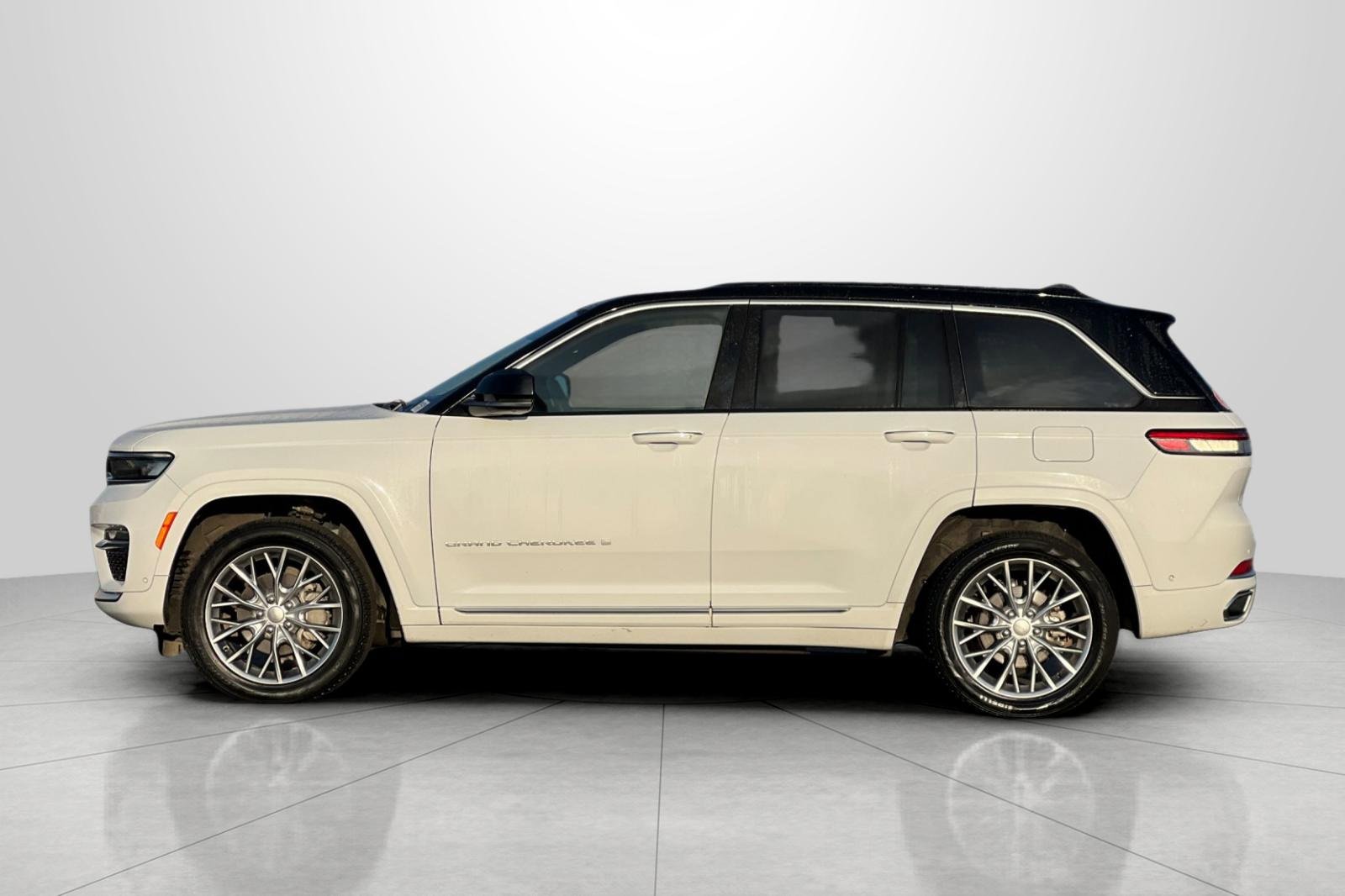 Used 2024 Jeep Grand Cherokee Summit image 8