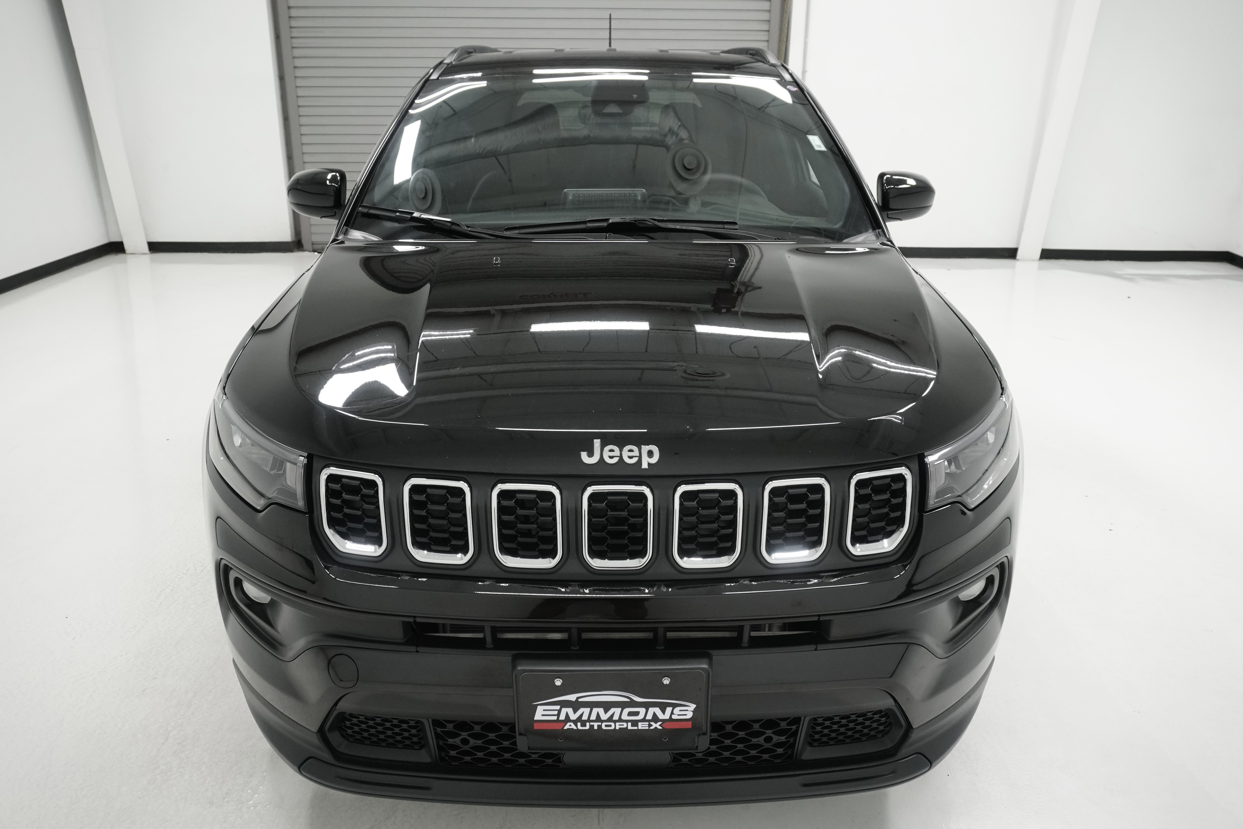 Used 2025 Jeep Compass Latitude image 2