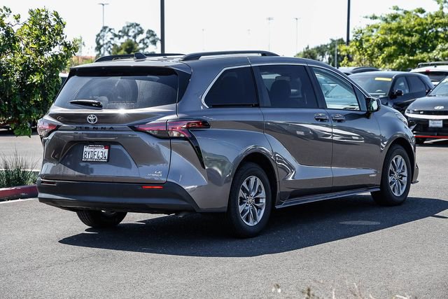Used 2021 Toyota Sienna LE w/ LE Plus Package image 5