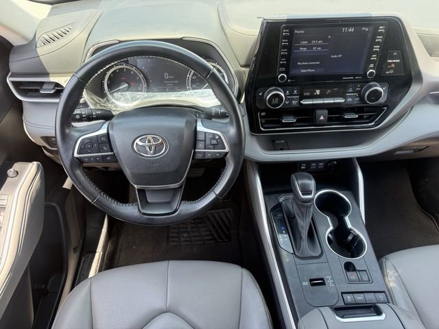 Used 2022 Toyota Highlander XLE FWD image 12
